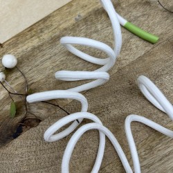 Шнурок трикотажный кругловязаный белый с прорезиненными наконечниками зеленого цвета