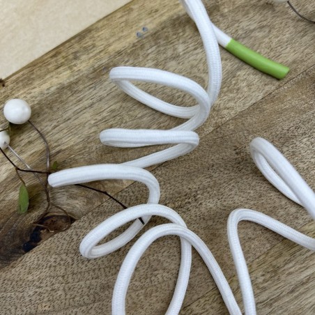 Шнурок трикотажный кругловязаный белый с прорезиненными наконечниками зеленого цвета