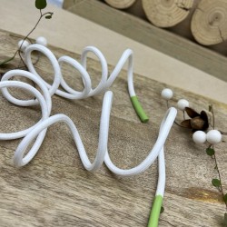 Шнурок трикотажный кругловязаный белый с прорезиненными наконечниками зеленого цвета