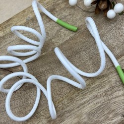 Шнурок трикотажный кругловязаный белый с прорезиненными наконечниками зеленого цвета