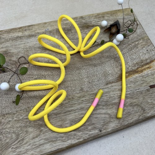 Шнурок трикотажный кругловязаный ярко-желтый с прорезиненными наконечниками