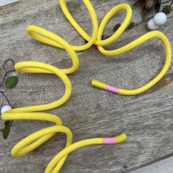 Шнурок трикотажный кругловязаный ярко-желтый с прорезиненными наконечниками