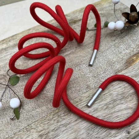 Шнурок трикотажный кругловязаный красный с серебристыми наконечниками