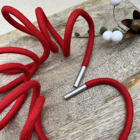 Шнурок трикотажный кругловязаный красный с серебристыми наконечниками