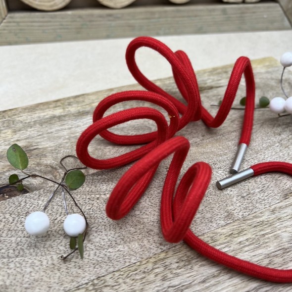 Шнурок трикотажный кругловязаный красный с серебристыми наконечниками