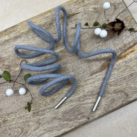 Шнурок трикотажный кругловязаный серый с серебристыми наконечниками