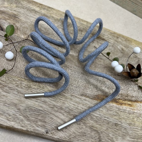 Шнурок трикотажный кругловязаный серый с серебристыми наконечниками