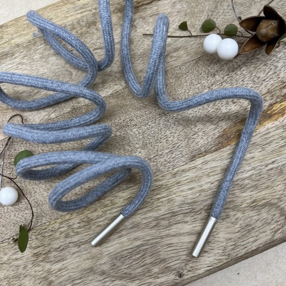 Шнурок трикотажный кругловязаный серый с серебристыми наконечниками