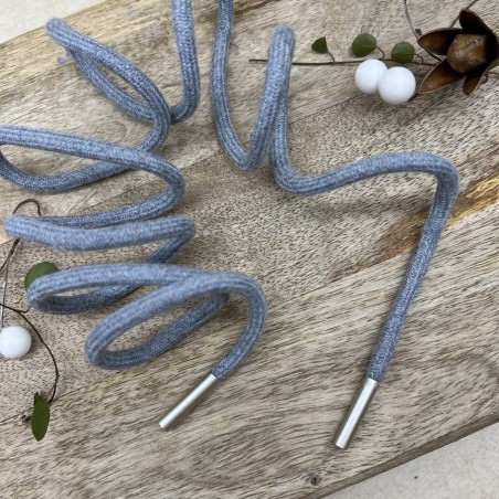 Шнурок трикотажный кругловязаный серый с серебристыми наконечниками