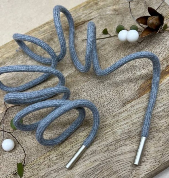 Шнурок трикотажный кругловязаный серый с серебристыми наконечниками