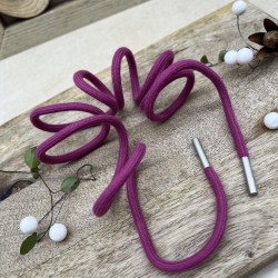 Шнурок трикотажный кругловязаный цвета темной фуксии с серебристыми наконечниками
