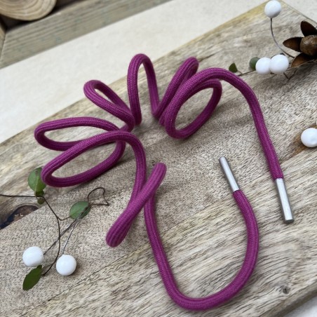 Шнурок трикотажный кругловязаный цвета темной фуксии с серебристыми наконечниками
