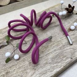 Шнурок трикотажный кругловязаный цвета темной фуксии с серебристыми наконечниками