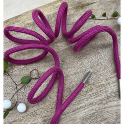 Шнурок трикотажный кругловязаный цвета темной фуксии с серебристыми наконечниками