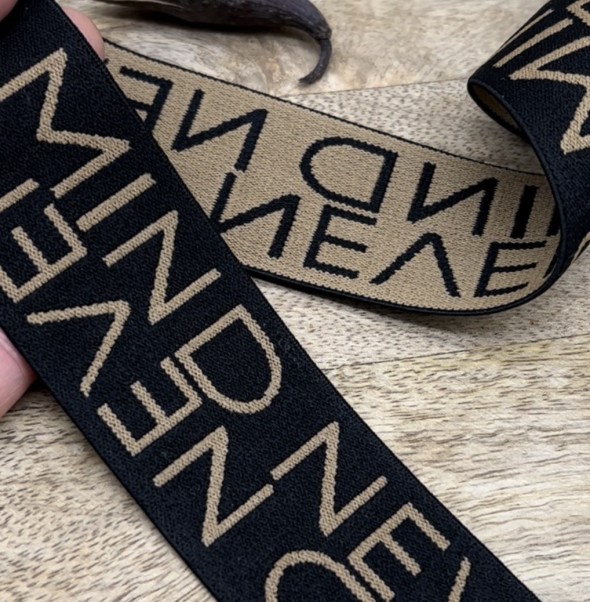 Резинка эластичная для пояса, черная с текстом, 4 см