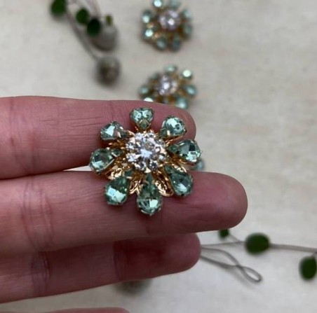 Пуговицы  золотистый металл со стразами нежно-зелёного цвета, 28 мм