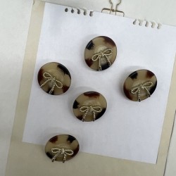 Пуговицы бежевые пластик на ножке с бантиками, 25 мм
