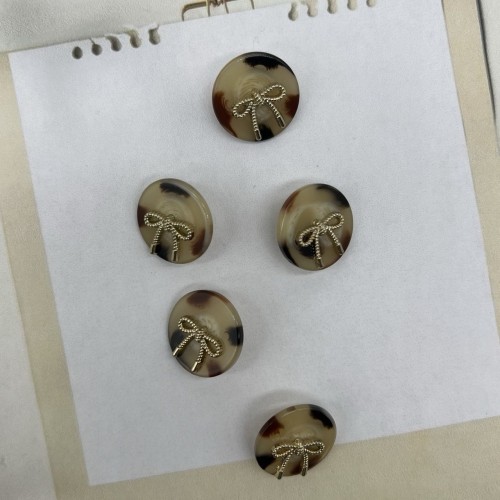 Пуговицы бежевые пластик на ножке с бантиками, 20 мм