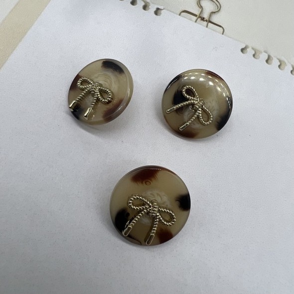 Пуговицы бежевые пластик на ножке с бантиками, 20 мм