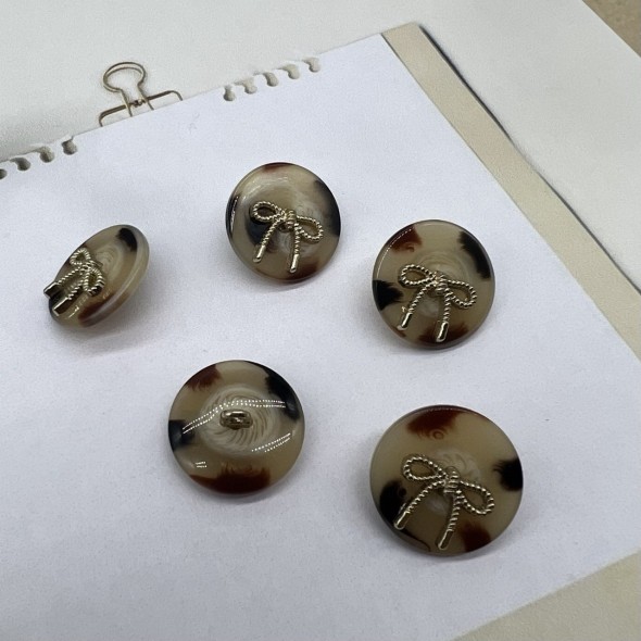 Пуговицы бежевые пластик на ножке с бантиками, 20 мм