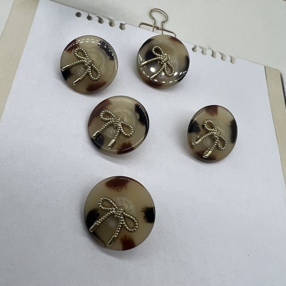 Пуговицы бежевые пластик на ножке с бантиками, 20 мм