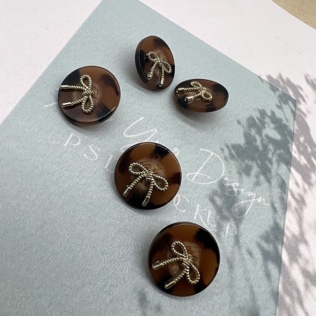 Пуговицы коричневые пластик на ножке с бантиками, 20 мм