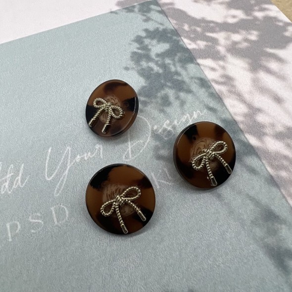 Пуговицы коричневые пластик на ножке с бантиками, 20 мм