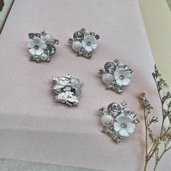 Пуговицы на ножке серебристый метал, белый цветок и россыпь страз, 20 мм