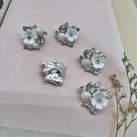 Пуговицы на ножке серебристый метал, белый цветок и россыпь страз, 20 мм