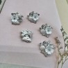 Пуговицы на ножке серебристый метал, белый цветок и россыпь страз, 20 мм