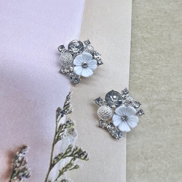 Пуговицы на ножке серебристый метал, белый цветок и россыпь страз, 20 мм