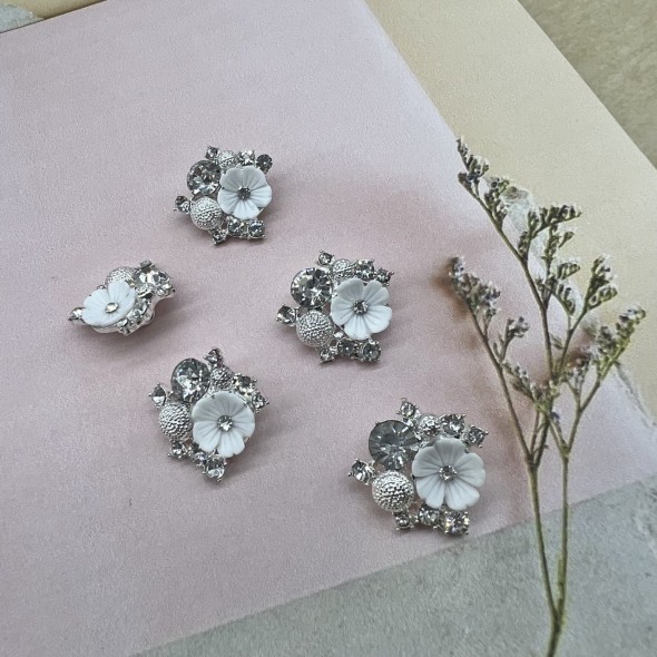 Пуговицы на ножке серебристый метал, белый цветок и россыпь страз, 20 мм