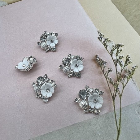 Пуговицы на ножке серебристый метал, белый цветок и россыпь страз, 20 мм