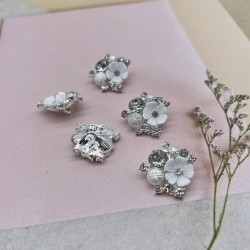 Пуговицы на ножке серебристый метал, белый цветок и россыпь страз, 20 мм