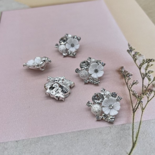 Пуговицы на ножке серебристый метал, белый цветок и россыпь страз, 20 мм