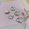 Пуговицы на ножке серебристый метал, белый цветок и россыпь страз, 20 мм