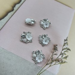 Пуговицы на ножке серебристый метал, белый цветок и россыпь страз, 20 мм