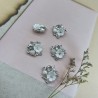 Пуговицы на ножке серебристый метал, белый цветок и россыпь страз, 20 мм