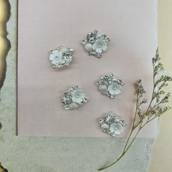 Пуговицы на ножке серебристый метал, белый цветок и россыпь страз, 20 мм