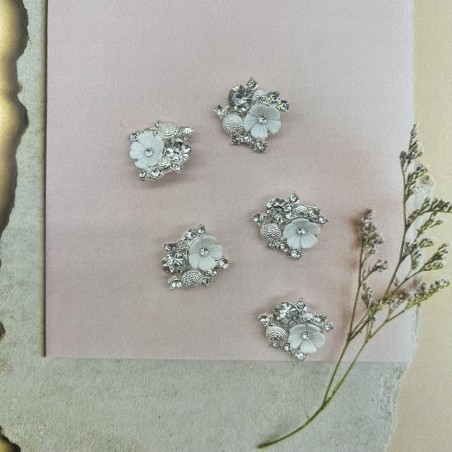 Пуговицы на ножке серебристый метал, белый цветок и россыпь страз, 20 мм