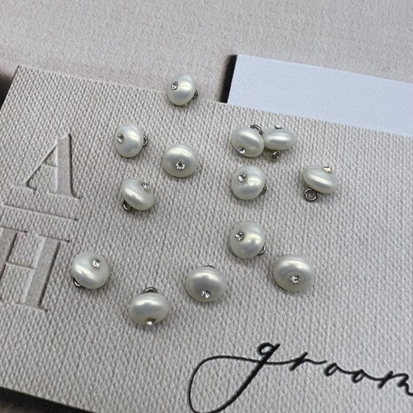 Пуговицы блузочные жемчуг на ножке со стразами, 9 мм