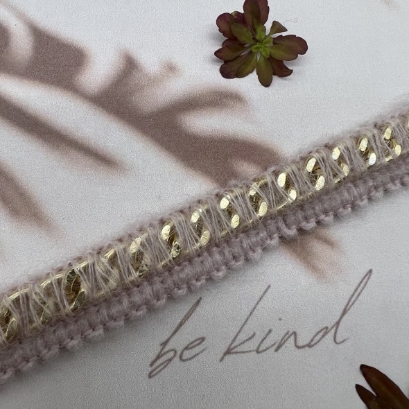 Тесьма цепочка золотистая, оплетенная нежно-розовыми пушистыми нитями, 1.5 см