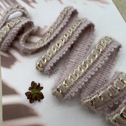 Тесьма цепочка золотистая, оплетенная нежно-розовыми пушистыми нитями, 1.5 см