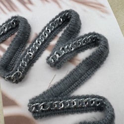 Тесьма цепочка серебристая, оплетенная серыми пушистыми нитями, 1.5 см