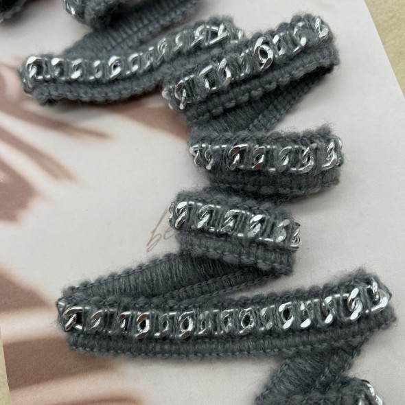 Тесьма цепочка серебристая, оплетенная серыми пушистыми нитями, 1.5 см