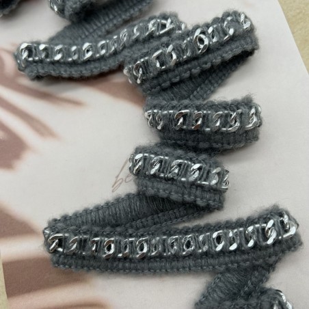 Тесьма цепочка серебристая, оплетенная серыми пушистыми нитями, 1.5 см