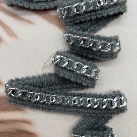 Тесьма цепочка серебристая, оплетенная серыми пушистыми нитями, 1.5 см