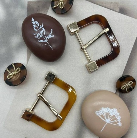 Пряжка металлическая с пластиковыми вставками, 3.5 см