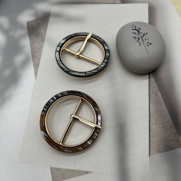 Пряжка металлическая круглая с пластиковыми вставками, 3.5 см