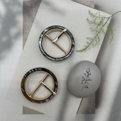 Пряжка металлическая круглая с пластиковыми вставками, 3.5 см